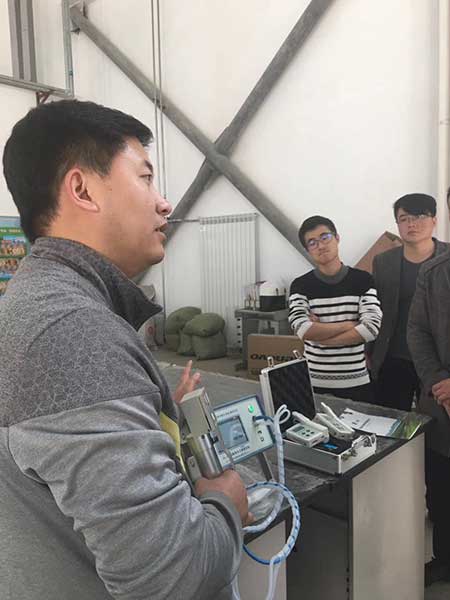 競道工作人員為大家講解光合作用測定儀 競道工作人員為大家講解光合作用測定儀